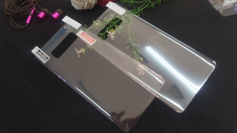 Miếng Dán Film Mặt Sau Samsung Galaxy Note 8 Full Màn Hình sản phẩm được làm bằng chất liệu keo cao cấp có thể dán và phủ hết được bề mặt cong của nắp lưng điện thoại.